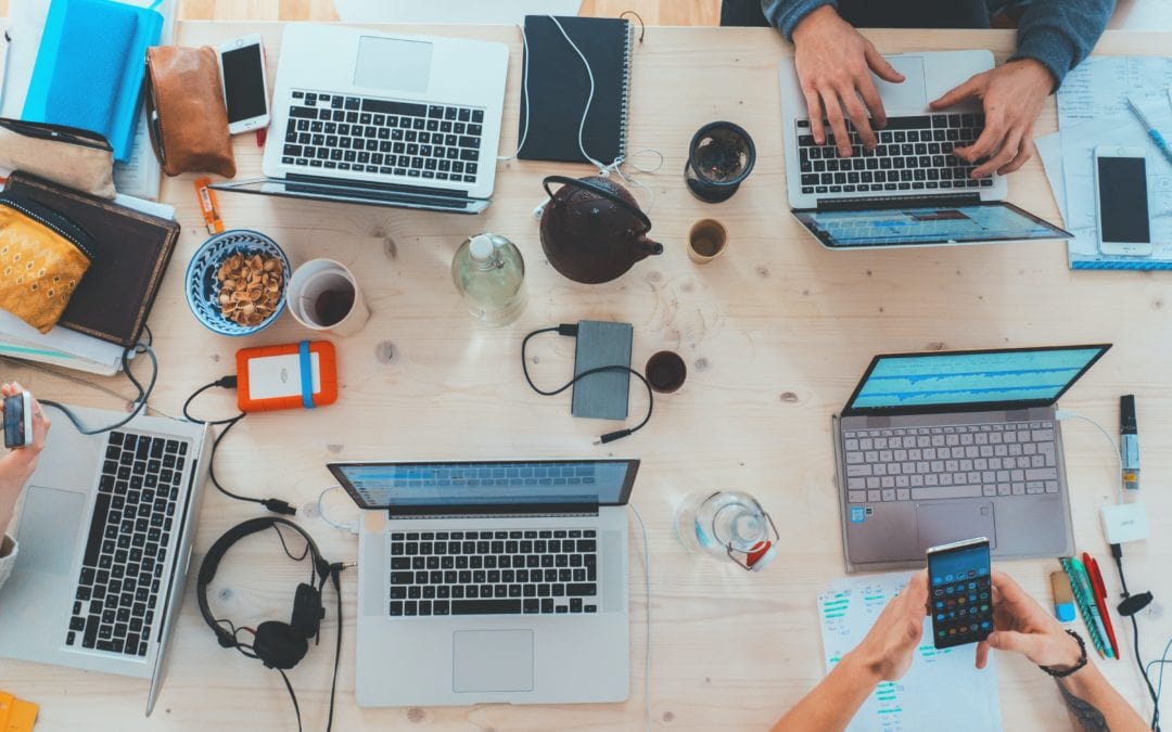Equipo de marketing de Grupo Deimon analizando datos para optimizar una campaña