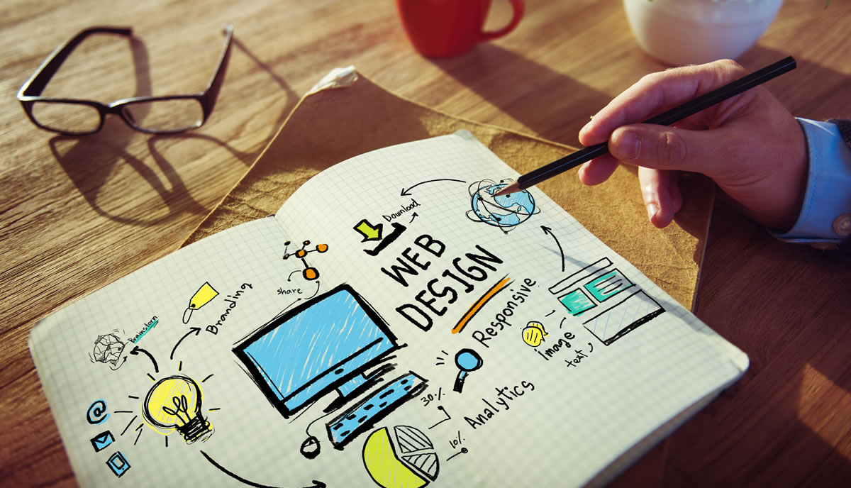 Persona realizando su maqueta de diseño web