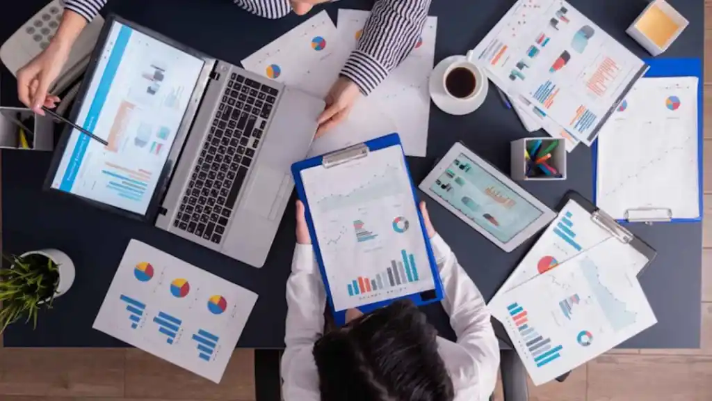 Personas planificando estrategias de Marketing Digital